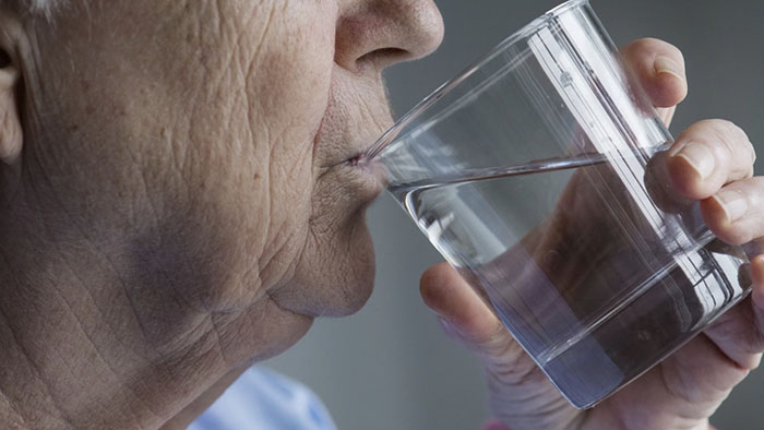 Пить воду нужно в любом возрасте